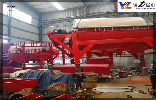 錳鐵礦干式磁選機在磨礦回路的分級中注意的要點!16000-18000gs_小型鐵礦石錳鐵礦干式磁選機在磨礦回路的分級中注意的要點!16000-18000gs工作原理 _選礦流程錳鐵礦干式磁選機適用于赤鐵礦和褐鐵礦。常用的還原劑有C,CO和H2比等。錳鐵礦干式磁選機在加熱過程中首先排出化合水,變成不含水的赤鐵礦,然后被還原成磁鐵礦。中性焙燒適用于菱鐵礦。菱鐵礦在不通空氣或通入少量空氣的條件下,加熱到300-400℃時,被分解成磁鐵礦。氧化焙燒適用于黃鐵礦。黃鐵礦在氧化氣氛中短時間焙燒時被氧化變成磁黃鐵礦,如果氧化時間很長,則磁黃鐵礦變成磁鐵礦。焙燒加熱原料和還原過程中用的還原劑可分為氣體、液體和固體三種。 一、錳鐵礦干式磁選機在磨礦回路的分級中注意的要點!16000-18000gs_小型鐵礦石錳鐵礦干式磁選機在磨礦回路的分級中注意的要點!16000-18000gs工作原理 _選礦流程 1、對于錳鐵礦干式磁選機形成磁聚團是不利的,因為非磁性顆粒也會被夾雜在聚團中。形成聚團會阻礙連生體同單個礦物顆粒分開。為了使兩種磁化率相等而居里點不同的礦物磁分離,磁選可選擇中間溫度進行,在此溫度下一種礦物的磁性已顯著降低,而另一種則仍保持不變。濕式弱磁場永磁筒式分選過程是:礦漿經給礦箱給入槽體(底箱)后,在給礦噴水管的水流作用下,使礦粒呈松散狀態進入箱底的給礦區。由于磁場的作用,磁性礦粒發生磁聚而形成“磁團”或“磁鏈”,并克服重力等機械力向磁極運動,而被吸引到筒體的表面上。 2、錳鐵礦干式磁選機主要由脈動機構、激磁線圈、鐵軛和轉環等組成。轉環用普通不銹鋼加工的1塊中環板、2塊側環板和74塊梯形隔板圍成雙列共74個分選室。各分選室用1.Omm×4mm×12mm導磁不銹鋼板網和0.7mm×10mm×25mm普通不銹鋼大孔網交替重疊構成磁介質堆,導磁網和大孔網的充填率各為12%、3.2%。轉環做順時針旋轉,礦漿從給礦斗給入,沿上鐵軛縫隙流經轉環,礦漿中的磁性顆粒吸附在磁介質表面,由轉環帶至頂部無磁場區,被沖洗水沖入精礦斗;非磁性顆粒則沿下鐵軛縫隙流入尾礦斗帶走高梯度磁選機采用轉環立式旋轉、反沖精礦,并配有高頻振動機構。 3、強磁性礦物磁選時,除顆粒磁化率外,礦物的矯頑力和剩磁感應強度也起重要作用。磁選機的因素使顆粒在磁選機或磁化設備中形成磁團聚,并且在它離開磁場后,部分磁團仍然保持,使顆粒沉降加快。磁團聚現象在磨礦回路的分級作業中,特別是在機械分級中會影響分級效率。 錳鐵礦干式磁選機在磨礦回路的分級中注意的要點!16000-18000gs_小型鐵礦石錳鐵礦干式磁選機在磨礦回路的分級中注意的要點!16000-18000gs工作原理 _選礦流程錳鐵礦干式磁選機適用于赤鐵礦和褐鐵礦。常用的還原劑有C,CO和H2比等。錳鐵礦干式磁選機在加熱過程中首先排出化合水,變成不含水的赤鐵礦,然后被還原成磁鐵礦。中性焙燒適用于菱鐵礦。菱鐵礦在不通空氣或通入少量空氣的條件下,加熱到300-400℃時,被分解成磁鐵礦。氧化焙燒適用于黃鐵礦。黃鐵礦在氧化氣氛中短時間焙燒時被氧化變成磁黃鐵礦,如果氧化時間很長,則磁黃鐵礦變成磁鐵礦。焙燒加熱原料和還原過程中用的還原劑可分為氣體、液體和固體三種。 一、錳鐵礦干式磁選機在磨礦回路的分級中注意的要點!16000-18000gs_小型鐵礦石錳鐵礦干式磁選機在磨礦回路的分級中注意的要點!16000-18000gs工作原理 _選礦流程 1、對于錳鐵礦干式磁選機形成磁聚團是不利的,因為非磁性顆粒也會被夾雜在聚團中。形成聚團會阻礙連生體同單個礦物顆粒分開。為了使兩種磁化率相等而居里點不同的礦物磁分離,磁選可選擇中間溫度進行,在此溫度下一種礦物的磁性已顯著降低,而另一種則仍保持不變。濕式弱磁場永磁筒式分選過程是:礦漿經給礦箱給入槽體(底箱)后,在給礦噴水管的水流作用下,使礦粒呈松散狀態進入箱底的給礦區。由于磁場的作用,磁性礦粒發生磁聚而形成“磁團”或“磁鏈”,并克服重力等機械力向磁極運動,而被吸引到筒體的表面上。 2、錳鐵礦干式磁選機主要由脈動機構、激磁線圈、鐵軛和轉環等組成。轉環用普通不銹鋼加工的1塊中環板、2塊側環板和74塊梯形隔板圍成雙列共74個分選室。各分選室用1.Omm×4mm×12mm導磁不銹鋼板網和0.7mm×10mm×25mm普通不銹鋼大孔網交替重疊構成磁介質堆,導磁網和大孔網的充填率各為12%、3.2%。轉環做順時針旋轉,礦漿從給礦斗給入,沿上鐵軛縫隙流經轉環,礦漿中的磁性顆粒吸附在磁介質表面,由轉環帶至頂部無磁場區,被沖洗水沖入精礦斗;非磁性顆粒則沿下鐵軛縫隙流入尾礦斗帶走高梯度磁選機采用轉環立式旋轉、反沖精礦,并配有高頻振動機構。 3、強磁性礦物磁選時,除顆粒磁化率外,礦物的矯頑力和剩磁感應強度也起重要作用。磁選機的因素使顆粒在磁選機或磁化設備中形成磁團聚,并且在它離開磁場后,部分磁團仍然保持,使顆粒沉降加快。磁團聚現象在磨礦回路的分級作業中,特別是在機械分級中會影響分級效率。