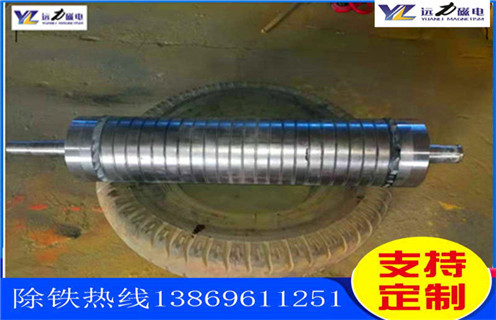 石英砂除鐵磁選機的性能特點_釩鈦鐵礦石英砂除鐵磁選機的性能特點型號參數(shù)及磁場強度，石英砂除鐵磁選機按磁場的強度分強磁除鐵機和低磁除鐵機，強磁除鐵機的磁場強度在12000高斯到15000高斯之間，低磁除鐵機的磁場強度在3000高斯左右。不同的礦物的則需要不同的選礦設備，結構性質的不同來選擇不同的磁場。遠力磁電的磁選設備型號齊全，規(guī)格標準，質量可靠，是廣大礦山公司的理想合作伙伴。 一、石英砂除鐵磁選機的性能特點_釩鈦鐵礦石英砂除鐵磁選機的性能特點型號參數(shù)及磁場強度 石英砂除鐵磁選機是一種永磁除鐵器，采用超強稀土永磁釹鐵硼作為磁源，磁笥能穩(wěn)定，磁路設計獨特，此除鐵器磁力強，磁場梯度高，吸力遠大于國標除鐵器;具有自動糾偏功能的腰鼓形滾筒，全密封鑄鋼軸承座，保證除鐵器在各種惡劣環(huán)境下長期無故障工作。其廣泛應用于煤礦、碼頭、火力發(fā)電、水泥、建材等行業(yè)。 二、石英砂除鐵磁選機的性能特點_釩鈦鐵礦石英砂除鐵磁選機的性能特點型號參數(shù)及磁場強度性能特點: 1、采用計算機模擬磁路設計，磁場分布不合理，透磁深度大。 2、除鐵器本體比電磁除鐵器簡化，不需勵磁電源，不需冷卻系統(tǒng)。 3、省電節(jié)能，故障率低。 4、操作簡單，運行安全可靠