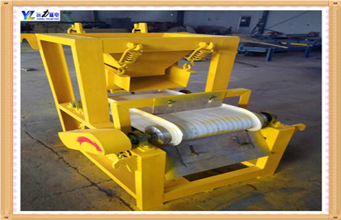 2.濕式雙輥磁選機(jī)設(shè)備的開(kāi)機(jī)與運(yùn)行：  　　2.1.首先清理運(yùn)輸及裝卸過(guò)程中的雜物,清理磁選機(jī)筒體,手轉(zhuǎn)動(dòng)磁選機(jī)應(yīng)無(wú)碰撞.雜音,緊固松動(dòng)的螺絲.  　　2.2.空機(jī)運(yùn)轉(zhuǎn)3小時(shí)以上,無(wú)異常方可投料試車(chē).  　　2.3.減速器加注潤(rùn)滑油,多少以油窗指示為準(zhǔn).出廠時(shí)間較長(zhǎng)或在環(huán)境溫度-5～35攝氏溫度以外環(huán)境使用的磁選機(jī),應(yīng)根據(jù)當(dāng)?shù)丨h(huán)境加注.更換潤(rùn)滑油.  　　2.4.調(diào)整磁系：調(diào)整螺絲,一般磁力線(xiàn)露出不銹鋼板15～20mm即可順利出料.  　　2.5.停機(jī)時(shí)先停止給料,繼續(xù)運(yùn)轉(zhuǎn),待物料排空后方可停機(jī).開(kāi)機(jī)時(shí),先開(kāi)機(jī).給水后方可進(jìn)料.  　　?2.6.磁選機(jī)應(yīng)定期維護(hù).潤(rùn)滑活動(dòng)部位,緊固螺絲