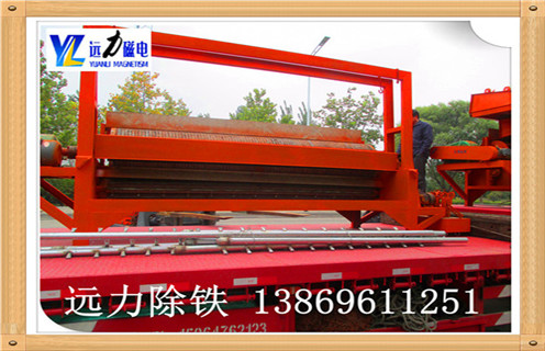 錳礦全自動濕式磁選機是針對弱磁性礦物研發而成的永磁設備,磁性材料采用釹鐵硼,所以該設備磁性大,最高場強可達到16000高斯,不易退磁處理量大.遠力磁電生產的錳礦全自動濕式磁選機在菱錳礦石的選礦提純方面采用磁選的選礦方式,具有其他選礦方法所不能代替的選礦優勢,是分選錳礦和其他弱磁性礦石的理想的選礦設備. 1.錳礦全自動濕式磁選機優勢 1.1具有較高磁感應強度,磁系全部使用釹鐵硼磁性材料,能實現較高的回收率,以達到粗選或掃選的目的 1.2小極距.多磁極交變磁系設計,能在選礦過程中有效防止機械夾雜 1.3根據物料特點及選礦要求可選擇順流.逆流.半逆流槽體 1.4活動式槽體,能根據物料的變化方便調整磁滾筒與槽體間的排礦間距,進而調整精礦品位及設備處理量 1.5精礦排礦可使用高壓水沖或毛刷卸礦兩種方式,以實現強磁性礦物有效卸礦