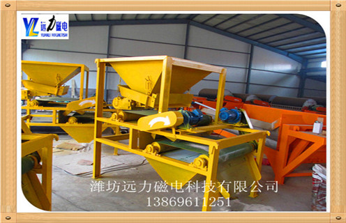 永磁磁選機的試車流程是啥樣子的,濰坊遠力磁電生產的永磁磁選機是根據各種礦物不同的比磁化系數,利用磁力進行礦物分選.當礦漿進入分選區時,由于各種礦物比磁化系數不同,在磁場磁力作用下,強磁性礦物被吸附在圓筒表面上,隨圓筒旋轉帶到精礦礦口,脫離磁系后借精礦沖洗水排入精礦箱;脈石和弱磁性礦物不能被磁力吸引,在槽體內礦漿流的作用下,順圓筒旋轉方向自流進入尾礦排礦箱.