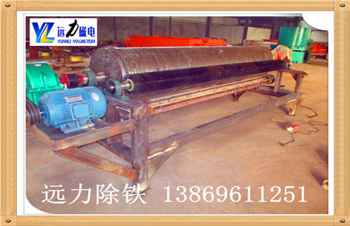 滾筒是永磁磁選機的核心部分,是影響磁選設備高效分選的重要指標,滾筒主要包括筒體.磁系.軸承,針對我公司的磁選設備滾筒的詳細分析,遠力磁電小編溫馨提示如下： 　　1.永磁磁選機材質：  　　皮為5mm厚優(yōu)質不銹鋼板(1Cr18Ni9Ti),外包5mm厚高耐磨硫化橡膠,采用在硫化罐內直接硫化工藝制作,粘結強度高,使用過程中不會出現(xiàn)大塊脫落現(xiàn)象,使用壽命3年以上.端蓋為離心鑄造鋁合金,材質密實,無砂眼.氣孔缺陷.  　　2.永磁磁選機制作工藝：  　　筒皮與法蘭焊接后采用整體加工工藝,保證了筒體的平行變和重直變,對行長軸承壽命有了可靠保障.端蓋與法蘭間采用密封墊加密封膠工藝,確保筒體不進水,大大長磁系的使用壽命.  　　3.永磁磁選機磁系的材料選擇：  　　磁性材料全部采用國內知名廠家生產的高性能.高矯頑力.高剩磁的Y30BH鐵氧體和N40H釹鐵硼材料,保證磁系8年內退磁不超過5%.